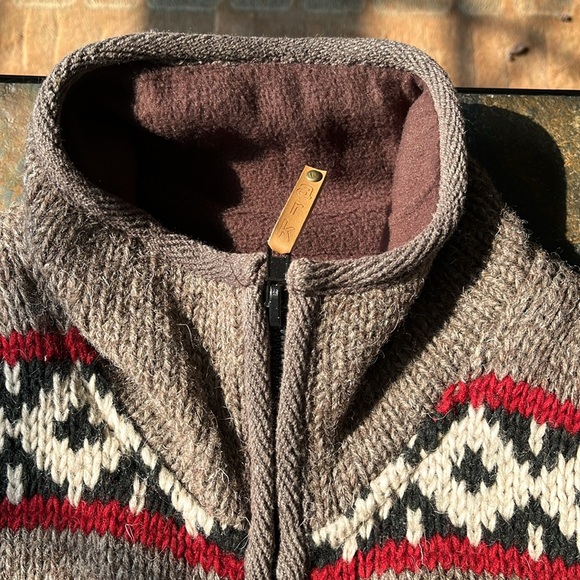 100% wool exterior with polyester lining coat. Size Large. - Picture 6 of 8